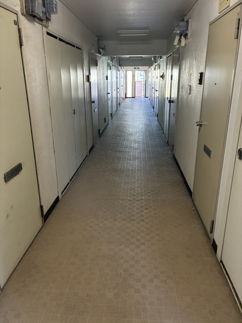 利点の多い屋内通路(人の出入りが外部に知られない高いセキュリティ、雨風が入らない)